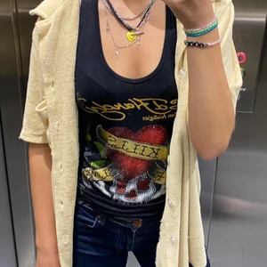 Ed Hardy Linne dam - Ed Hardy Linne i superfint skick köpt på Humana!! Säljer då jag inte använder d tillräckligt💘💘Alla rhinestones kvar