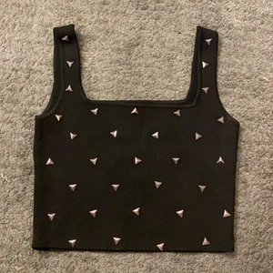 Linne med nitar - Ett svart linne ifrån zara. Det är slutsålda, den är i storlek S. Använd 1 gång drf säljer jag den. Supercoola linne verkligen! Pris kan diskuteras men i och med att den är i superfint skick så lite dyrare!