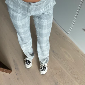 Ljusgrå byxor med vitt mönster - Sjukt snygga ljusgrå byxor med vitt rutmönster i strl 34 i rak modell! De är inköpta på H&M och är aldrig använda (helt nyskick). Skriv till mig vid frågor💫