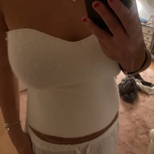 Vit bandeau topp - Superfin bandeau topp i alpacka ull från & other stories! Aldrig använd ! Perfekt nu till vinter/höst! Köpt för 790kr 