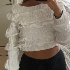 Vit volang topp - Köpt av en annan tjej men passade inte på mig! Superfin🤍