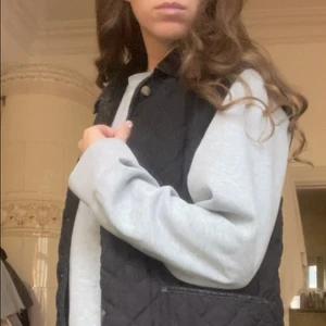 Väst från humana  - Skickar gärna bättre bilder vid intresse! Från humana. Kan mötas upp på Södermalm eller frakta men då står köparen för det. Storleken är 44 men jag brukar vanligtvis ha S så passar de flesta som vill ha en lite oversize väst.