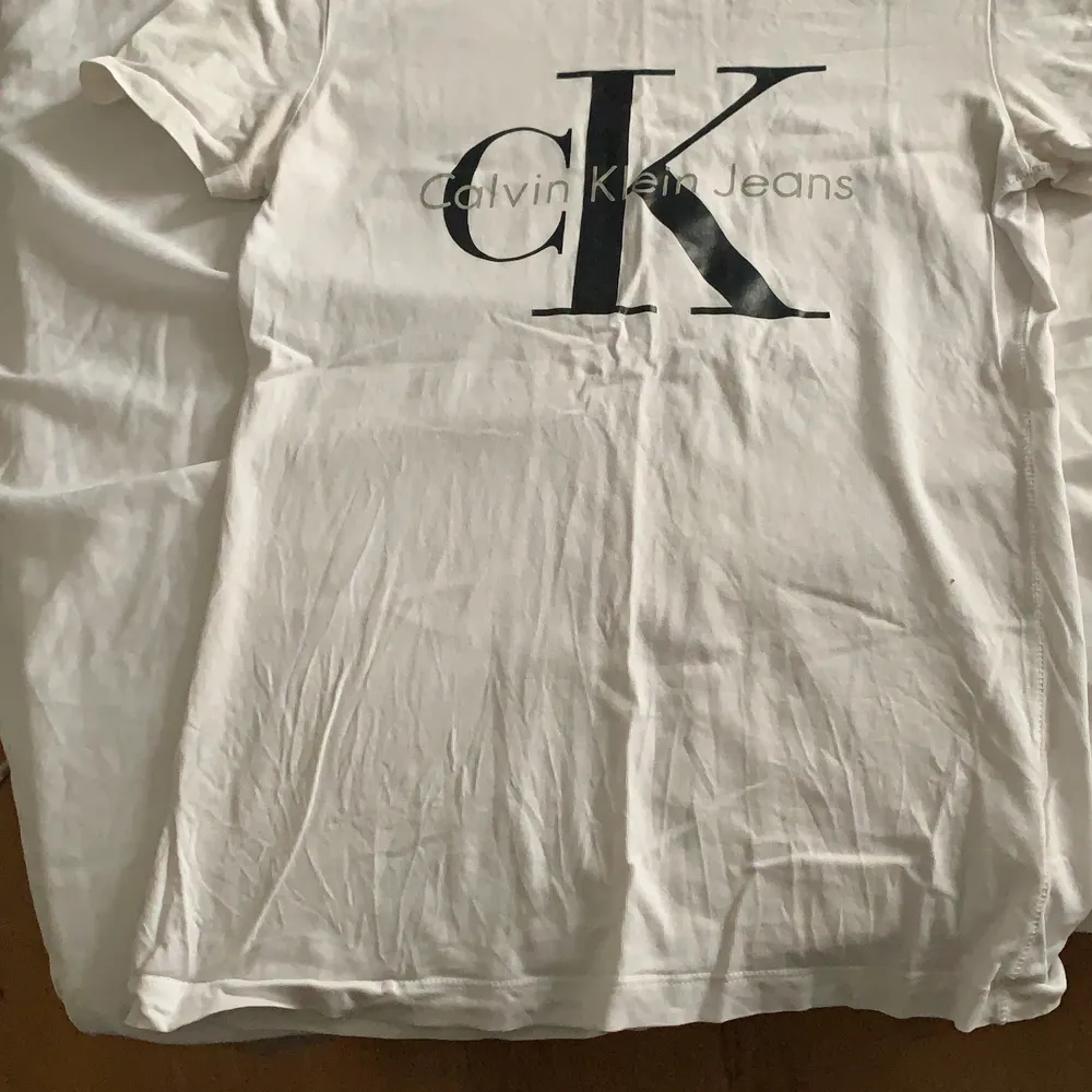 2 olika Calvin Klein tröjor, bild 1 är en tröja 2&3 en annan! 100kr/st men rätt använda så går att diskutera. Original pris 449/300 (frakt tillkommer)💘. T-shirts.