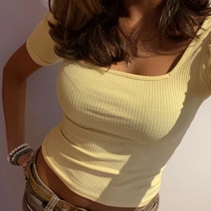 ljusgul topp - fin ljusgul (pastel gul) topp från nakd, bra skick!