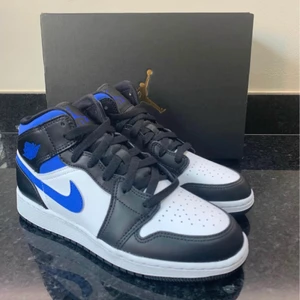 Jordan 1 Mid Racer Blue - Hej! Säljer dessa helt nya Jordan 1 Mid Racer Blue. Storlek: 36,5! Skorna är helt nya i perfekt skick! Kvitto finns som äkthets garanti och följs med vid köp! 