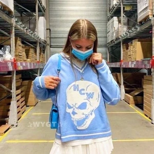 Stickad blå tröja - Säljer denna stickade blåa tröjan då den inte kommer till användning. Använd bara några gånger och är i väldigt bra skick. Passar perfekt nu till vintern när det börjar bli kallt. Dessa bilder är lånade så hör av er om ni vill ha fler bilder. Köparen står för frakten. Pris kan diskuteras💗