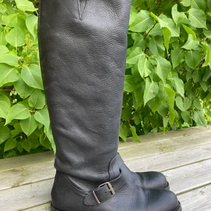 Skinnstövlar stl 40 - Knappt använda svarta skinnstövlar från Billi Bi, stl 40. Så snygga och sköna! Spänne vid fotleden samt uppe vid skaftet, dragkedja baktill. Nypris ca 2000 kr, säljes för 650 kr. Ett riktigt fynd!!