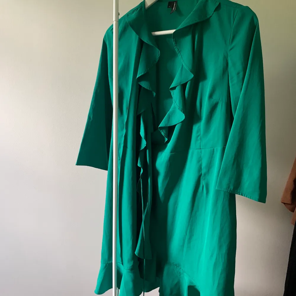 Grön söt ’wrap upp’ klänning från Vero Moda  Strl: S.  Pris: 100 + 66kr 100% polyester.  Använd endast ett fåtal gånger. Inget att anmärka på. . Klänningar.