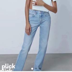 (Lånade bilder) Säljer dessa trendiga mid rise zara jeans i storlek 34. Har klippt av dom så de passar någon som är ungefär 160-167, endast använda en gång. Skriv dm vid frågor💕