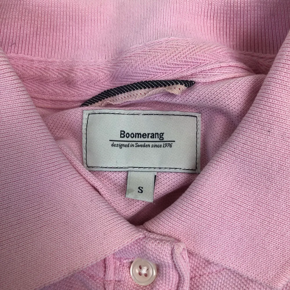 Denna rosa pikétröjan kommer från det kända märket Boomerang💗🎀. Tröjan är i bra skick, använt ett fåtal gånger. (Skötselråds lappen inuti tröjan är bortklippt). Ordinarie pris: 999kr Nypris: 399kr!. T-shirts.
