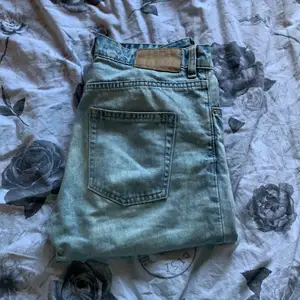 Håliga baggy jeans, tvättad blå färg, byxorna passar både S och M! Sjukt snygga! Frågor på dm, kan även skicka bild hur dom ser ut på! Säljs inte längre, köpta för 600kr!