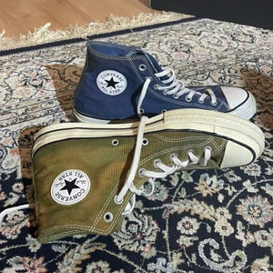 DIY’ed Converse  - Har färgat dessa converse i två olika textilfärger. Supercoola men inte riktigt min stil längre. Passar perfekt på mig som har 45. Bra skick.