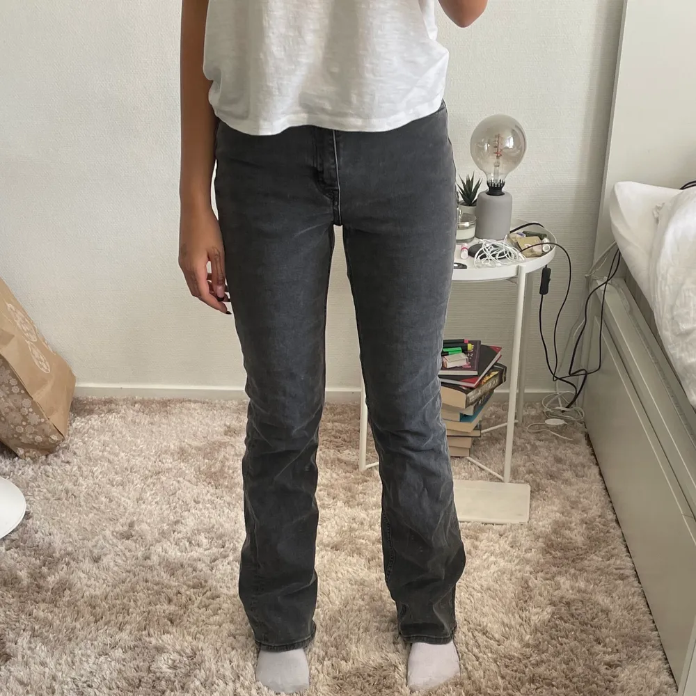 säljer mina jättefina gråa jeans från h&m och knappt använda pga att dom är för stora i midjan 💕 . Jeans & Byxor.