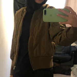 Zara bomberjacka - En zara kort bomberjacka i militär grön , stl m , den är jättefin men inte riktigt min stil så den kommer inte till andvänding . Jag samfraktar gärna