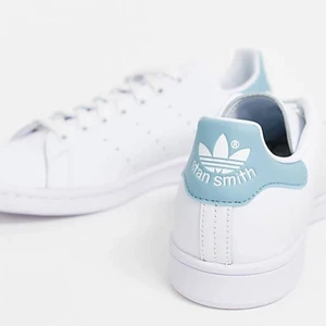 Stan Smith  - Slutsålda stan Smith med ljusblå vid hälen, hyfsat fint skick💙💙 nypris: 1100 storlek 41