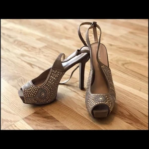 högklackat - använd 2 gånger. stadiga skor och bekväm. 