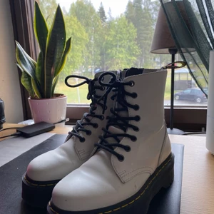 Dr Martens jadon - Vita jadons strl 37 i bra skick! Säljes då de ej kommer till användning nog ofta. Skickas mot porto eller hämtas i Piteå!