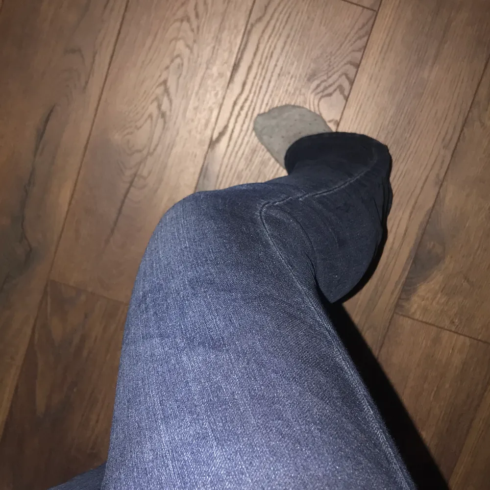 Mörk blåa bootcut jeans från hm. Mycket fint skick och snygg passform! Det är en storlek 34 men passar mig som oftast har 36. Köparen står för frakten! . Jeans & Byxor.