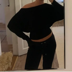 Stickad tröja - Lånade bilder! En svart stickad tröja från nakd, en liten slit har kommit till på ena armen därav det lite billigare priset! Tror man kan sy igen det annars🥰 skriv till mig för fler frågor😊 70kr + frakt
