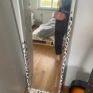 Daniel Ray mini bag - En söt mini väska rymmer en mobil och kort❤️orange i färgen och passar till allt!!❣️❣️