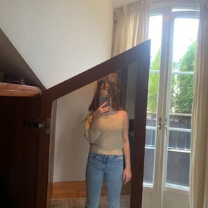 Glittrig tröja - Off shoulder tröja från mango, guld glittrig i storlek S, aldrig använd-prislappen kvar! Köpt för ca 200kr! Köpare står för frakt!