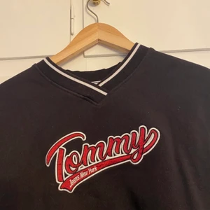 Vintage Tommy sweatshirt  - Jag säljer massa balla vintage kläder och söta Zara kläder!! Kolla in min profil ❤️‍🔥❤️‍🔥❤️‍🔥 