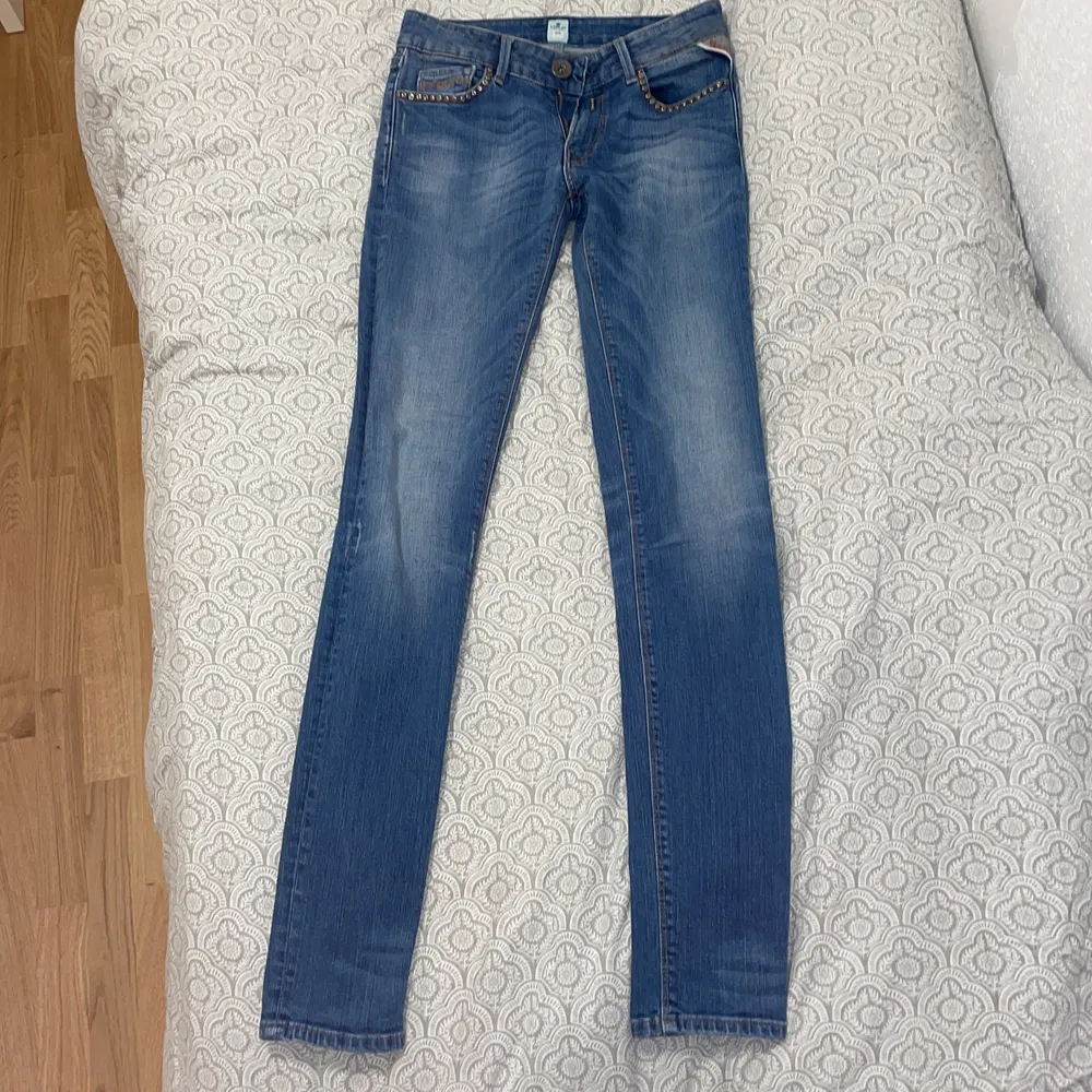 Har använt den 2 gånger och det är inte min stil riktigt om du vill köpa den kontakta mig och då kan vi diskutera om priset o sånt❤️. Jeans & Byxor.