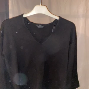 Svart ribbad tröja med vida armar! - 🧶INGEN FLÄCK, FEL PÅ KAMERAN🧶.        En jätte fin och knappt använd tröja från Lindex!💓