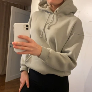 Grön hoodie - Fin grön hoodie från bikbok som inte används, endast använd fåtal gånger så är i nyskick, storlek XS