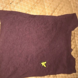 T-shirt - Vin röd märkes t-shirt