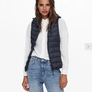 VÄST! - tjena, säljer denna fina marinblåa väst från Only. Västen är i nyskick- använd endast 2 gånger! storlek 36/S. Nypris, 449kr, mitt pris :160kr