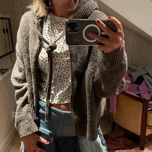 Stickad tröja med luva  - Säljer denna svinsnygga stickade tröja med luva från zara! Så skön tröja med en stor luva!!! Kan mötas upp i Stockholm eller frakta!💕🤝💖