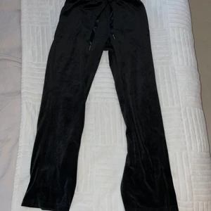 Gina Tricot mjukisbyxor - Säljer dessa då de aldrig kommit till användning alltså är dom då i väldigt bra skick! De är lite för korta för mig och jag är 168. Köparen står för frakten!☺️