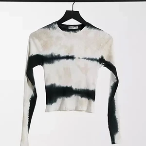 Tie-dye topp - Slutsåld topp ifrån stradivarious. Jättesnyggt batik mönster, skriv för fler och egna bilder! 💕