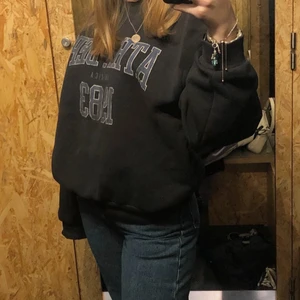 sweatshirt💙 - jättesnygg o populär tröja från gina! använder inte längre, strl S men lite oversized😍 (på andra bilden har jag vikt upp tröjan)