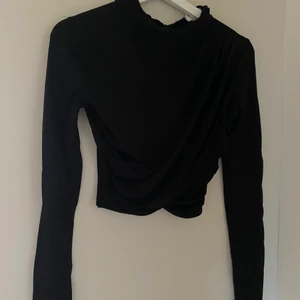 Topp - Kortare topp med fina detaljer✨ frakt inräknat i priset