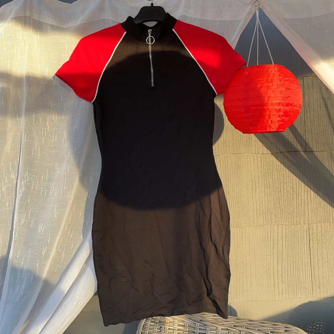 Svart röd tajt klänning