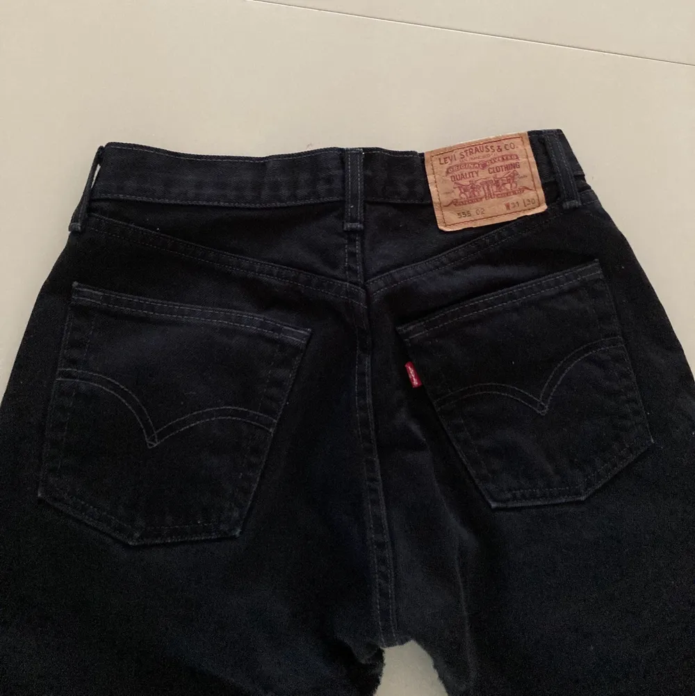 Äkta Levis vintage jeans från 90-talet! Knappt använda, därför väldigt bra skick, bortsett från att det är lite slitet vid insidan av låren, men inget som man lägger märke till när dom sitter på (se sista bilden)🥰 dom är lågmidjade med bootcut/raka ben (modell 555). Lite för små för mig som vanligtvis brukar ha 38! (Buda upp med minst 10kr). Jeans & Byxor.