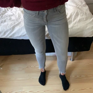 Zara denim jeans - Ett par så coola ljusgrå jeans från Zara! Väldigt snygga att klä upp till fest 🖤 Väldigt bekväma med stretch och de är i mycket bra skick! Pris + eventuell frakt