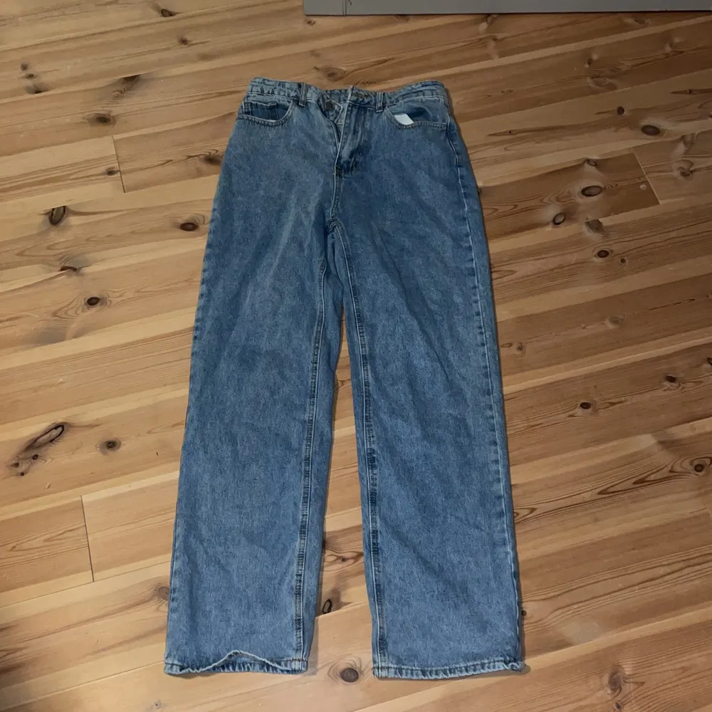 Helt oanvända byxor köpt 2022 från Shein! Det är ett tunnare jeanstyg med plastknapp. Nypris 210 kr. Köparen står för frakt! Kolla gärna in mina andra anonser❤️. Jeans & Byxor.