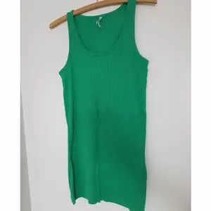 grönt ribbat linne i storlek S från sisters, många år gammalt men sparsamt använt så fortfarande i bra skick!