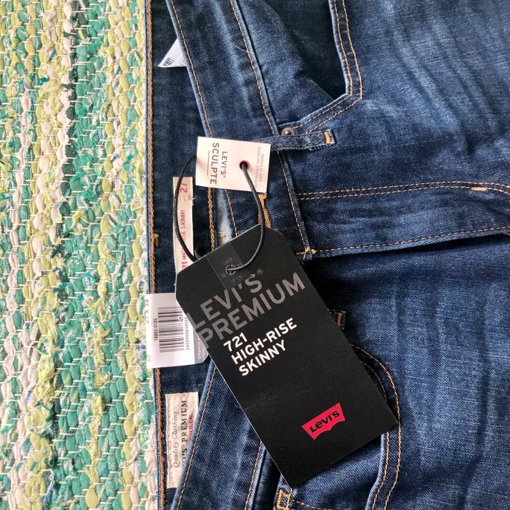 Ett par nya oanvända Levis-jeans i storlek 27x32. Säljer då dem är för små för mig. Första bilden är lånad och är en ljusare färg än dem jag säljer. Nypris 1099kr. Jeans & Byxor.