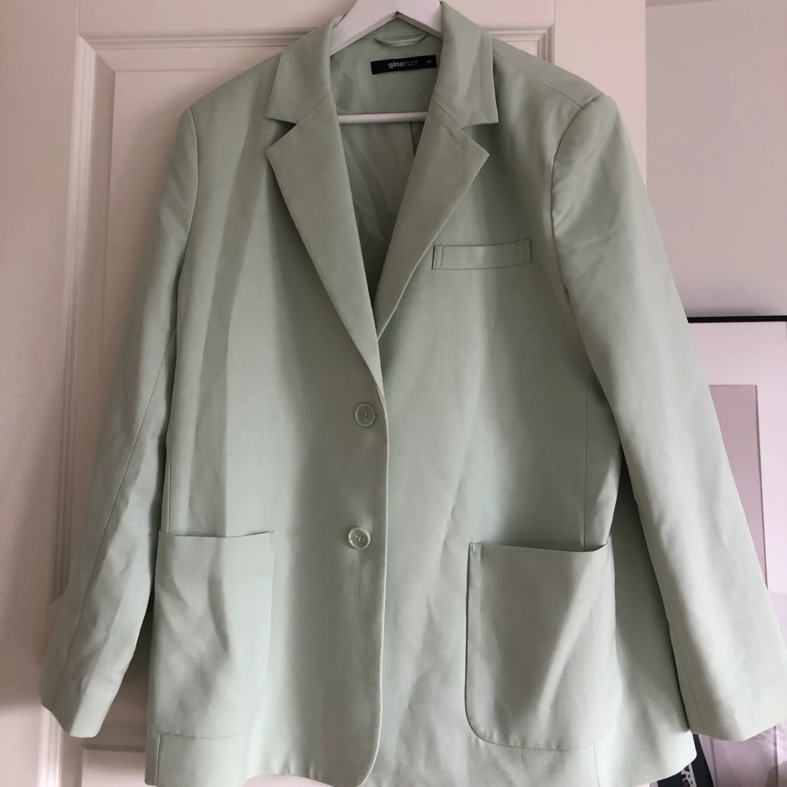 Grön kavaj från ginatricot i storlek 40