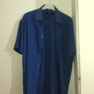 Blå skjorta  - Säljer denna skitsnygga skjortan, pris kan diskuteras. Jag är vanligtvis en small men den sitter oversized 