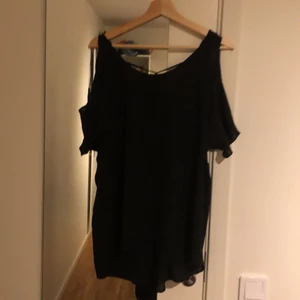 Svart river island tröja  - En fin och rätt så öppen river island tröja i stl 38 , den har en öppning på baksidan och den har offshoulder ärmar om du förstår vad jag menar , jättefin och i jättebra skick x säljer den då den sällen kommer till andvändning , skriv gärna frågor , vill gärna få den såld så du kan pruta priset ;)
