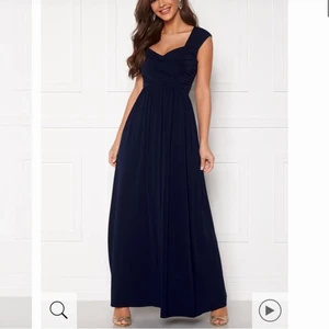 ✨Balklänning✨ - Säljer nu min marin blåa balkläning från (Chiara Forthi) som endast används en gång så den är i nyskick. Säljes för 300 kr. (Köptes för 599 kr) 