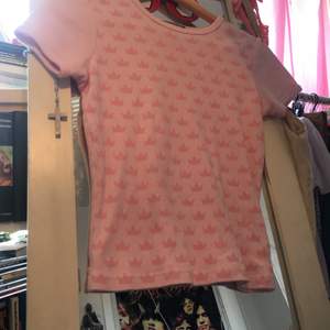 Rosa tröja med storlek S, lösa trådar finns (dm för bilder eftersom jag inte kan ha mer än 3st)