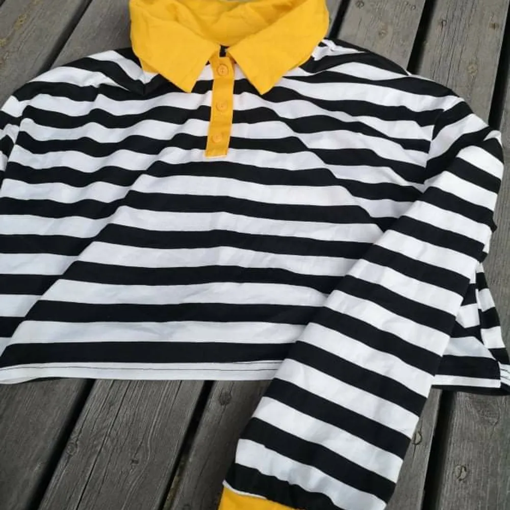 Randig skjorta med gul krage säljes då den är för stor för mig, helt ny, köpt ifrån shein. Skjortor.