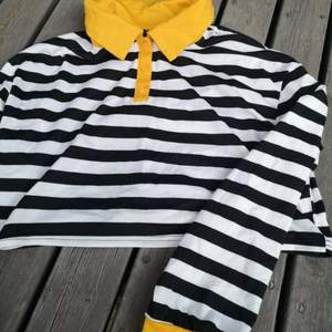 Randig skjorta med gul krage säljes då den är för stor för mig, helt ny, köpt ifrån shein