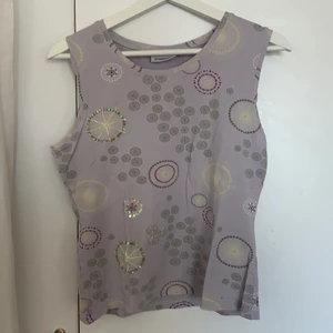 Topp  - gulligt lila linne med paljett detaljer! Använt fåtal gånger och älskar det men inget jag använder längre. Mycket början av 2000tals vibbar av det!! Storleken är M. 